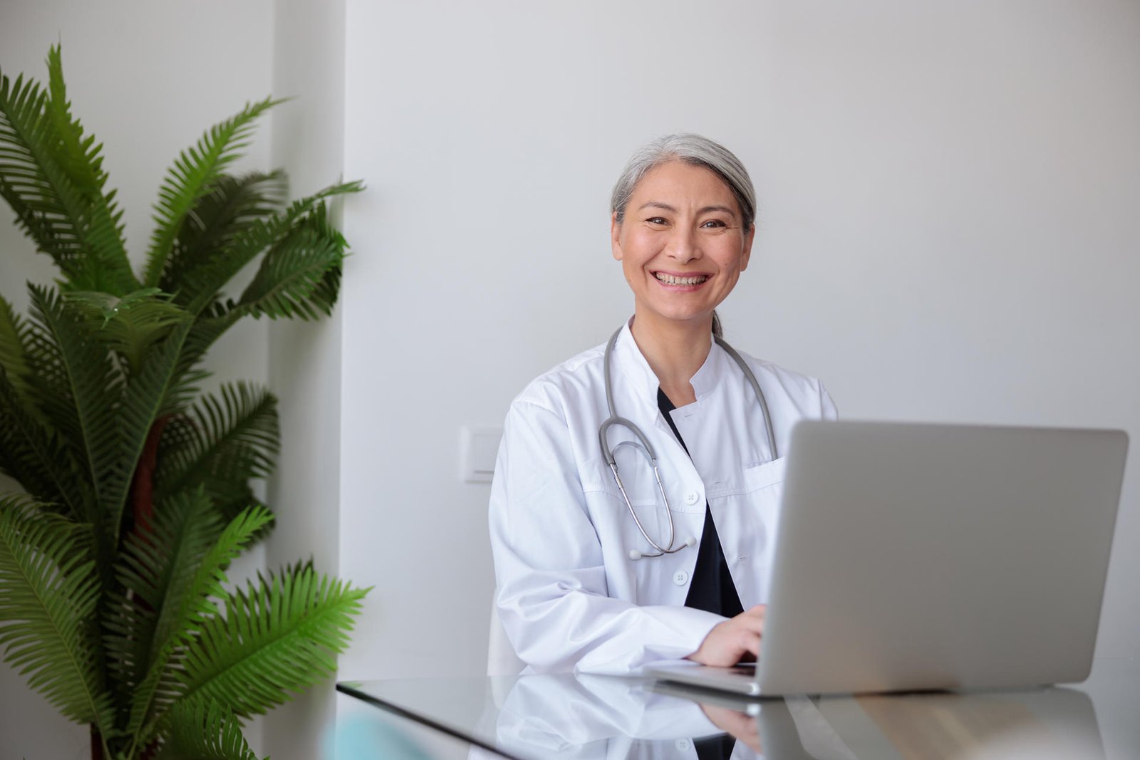 Dr. Maya specializes in internal medicine and preventive care. She’s passionate about patient education and is known for her compassionate,in online consultations.